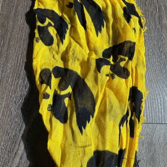 Iowa Hawkeyes Infiniti scarf. Excellent used condition. Lightweight. - Picture 2 of 4